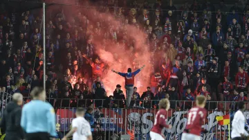 Fanoušci Plzně vyvolávali na Letné konflikty s domácími