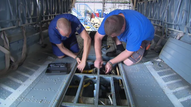 Čeští mechanici v útrobách afghánského vrtulníku
