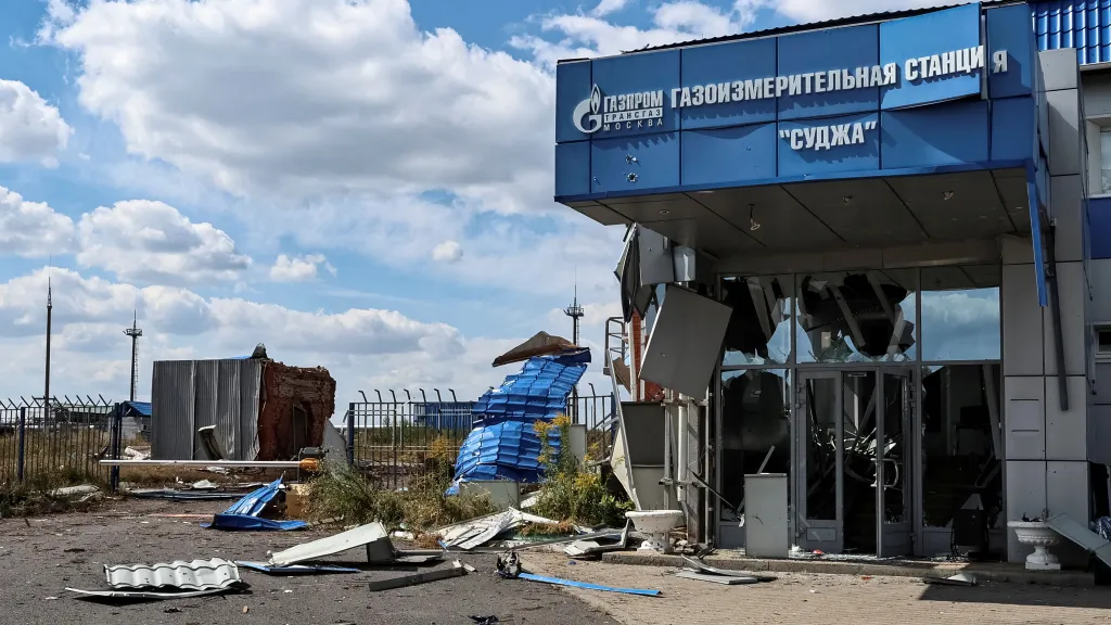 Pohled na budovu plynoměrné stanice poškozenou během bojů u hraničního přechodu Sudža nedaleko Olešné v Kurské oblasti