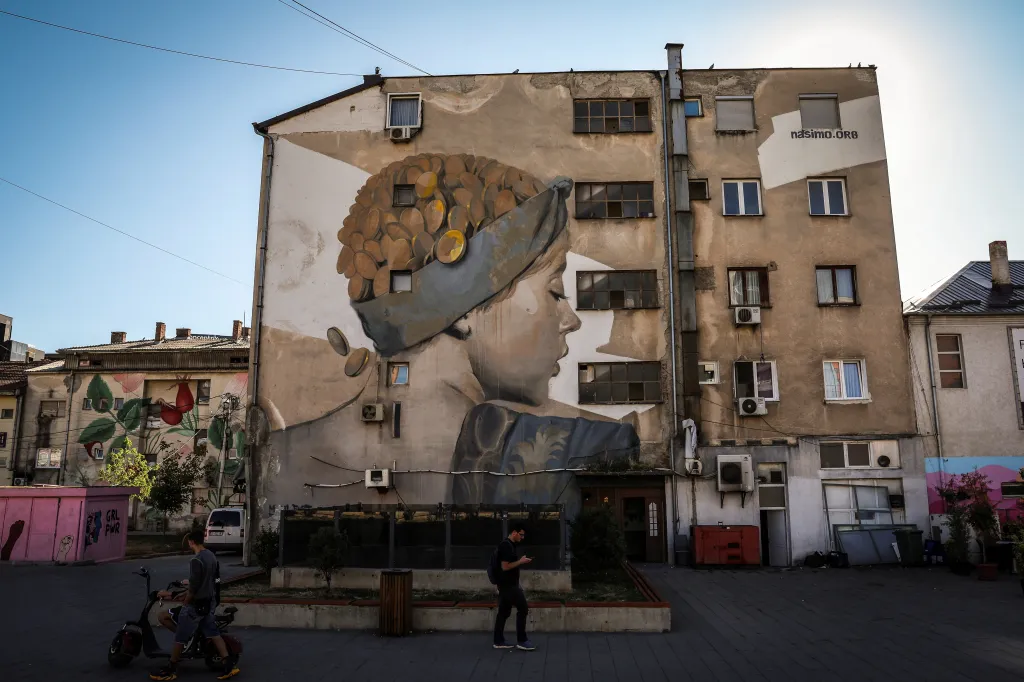 Další ročník Mural Festu Kosovo oživuje kosovské město Uroševac i připomíná těžké časy