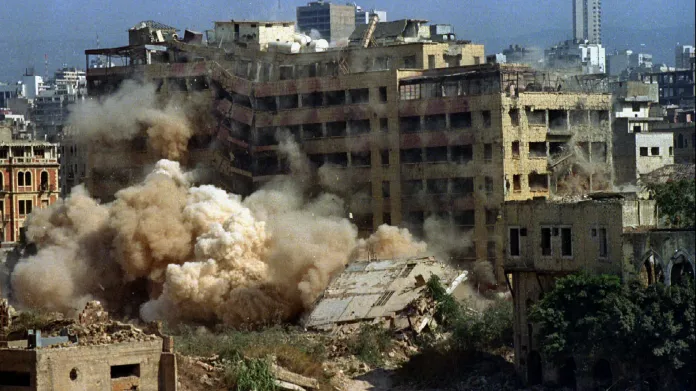 Bourání budovy v Bejrútu, jež sloužila za občanské války k obraně křesťanským jednotkám