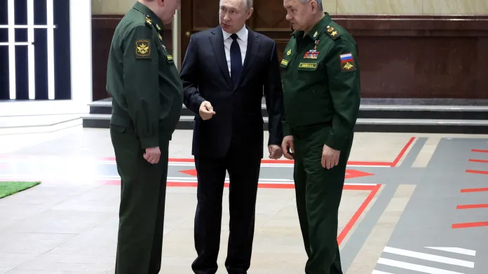 Vladimir Putin, Sergej Šojgu a Valerij Gerasimov na Radě ministerstva obrany v Moskvě