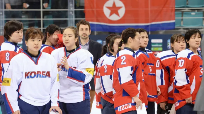 Zápas hokejistek Severní a Jižní Koreje v dubnu 2017 při mistrovství světa II. divize