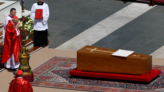 Kardinál Giovanni Battista Re u rakve papeže Františka