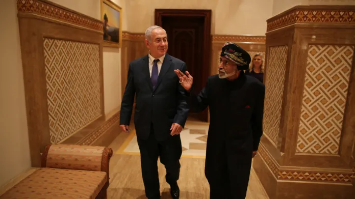 Benjamin Netanjahu s ománským sultánem Kábúsem
