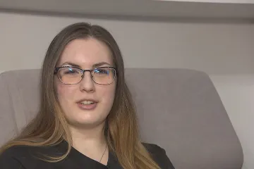 Dívku smetl vlak, po roce plánuje, jak začne zase běhat