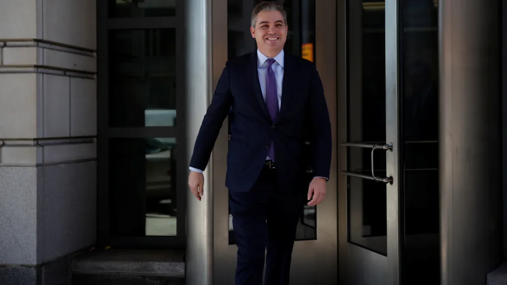 Acosta odchází od soudu poté, co soud nařídil Bílému domu vrátit reportérovi akreditaci