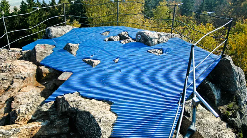 Skalní útvar na okraji Orlických hor u obce Nová Hradečná nabízí panoramatický rozhled na rovinatou oblast Hané i na pozvolně se zvedající  krajinu Jeseníků. Při výstupu do nejvyšší části kamenného útvaru se na stezce objevují nejprve jednotlivé kovové nášlapy, které se na nakonec rozvinou do platformy překrývající nejvíce nerovnou část skalního vrcholu.