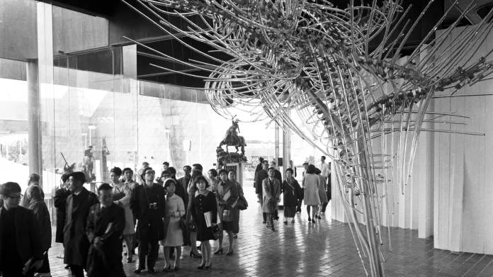 Plastika Skleněný mrak výtvarníka René Roubíčka v československém pavilonu na Expo 70 v japonské Ósace