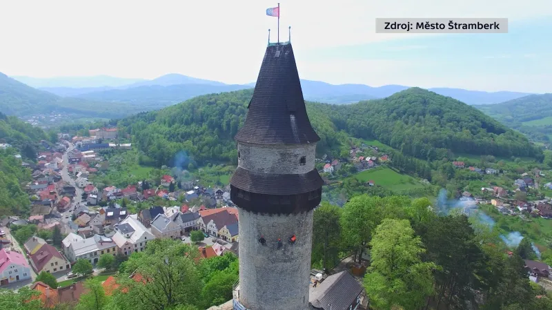 Štramberskou trúbu opravovali dělníci na lanech