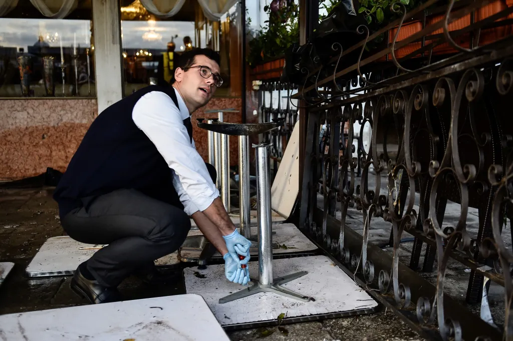 Zasažená byla i řada restaurací v historickém centru