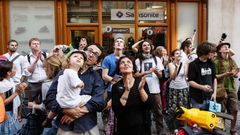 Diváci sledují happening Pussy Riot v Praze