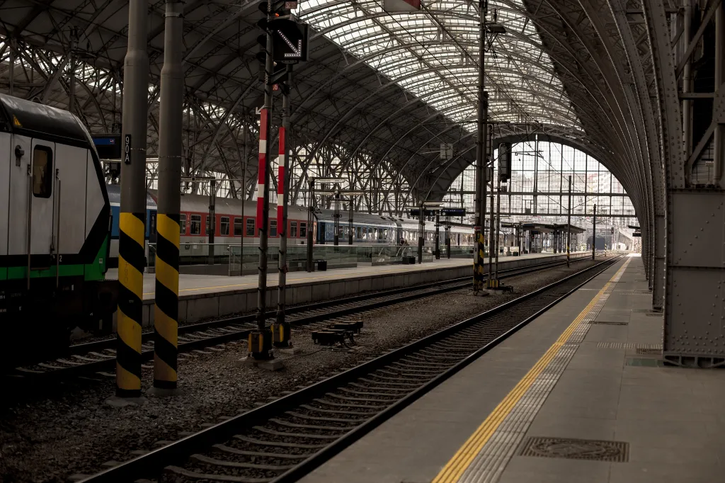 Jaro 2020: Na pražském hlavním nádraží se kolem 11. hodiny dopoledne pohybovalo několik desítek lidí čekajících na vlakové spojení. Nástupiště jinak zela prázdnotou
