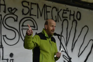Odvolaný ředitel, který umožnil chodit do školy i netestovaným žákům, se bude bránit u soudu