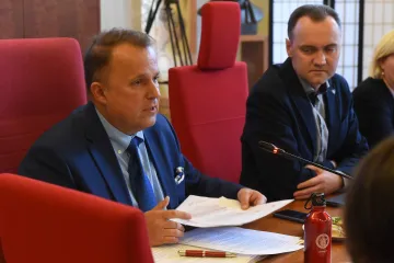 Rektor Univerzity Palackého ustál návrh na odvolání. Ten přišel kvůli výpovědi děkanovi i dalším potížím