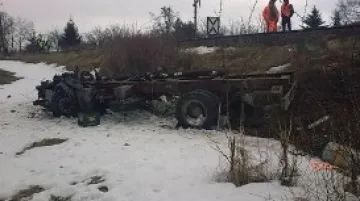 Po nehodě vlaku a nákladního auta, řidič v autě zemřel