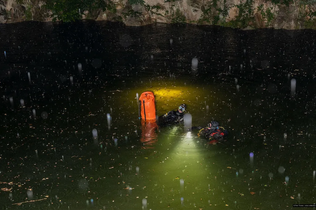 Snímek ze série Projekt Hydronat nominované v kategorii Člověk a příroda, Petr Toman (noba.collective). Třináct let strávil Matyáš Šanda stavbou podvodní laboratoře, která bude sloužit i kosmickému výzkumu. V srpnu 2020 se stanice poprvé ponořila. Na snímku potápěči dopravují vybavení do kesonu v lomu Slovětický mlýn v Jižních Čechách