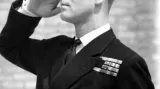 Princ Philip, vévoda z Edinburghu se narodil jako Philip Mountbatten, princ řecký a dánský, 10. června 1921 na Korfu. Během druhé světové války sloužil v britském vojenském námořnictvu. Na palubě torpédoborce HMS WHELP byl Philip přítomen kapitulaci Japonců v tokijské zátoce. Po dalším námořnickém vzdělávání se nakonec v roce 1952 stal velitelem (fregatním kapitánem)