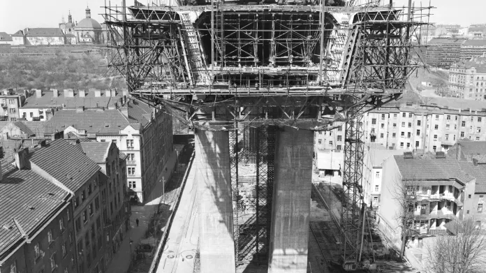 Rozestavěný Nuselský most v roce 1968