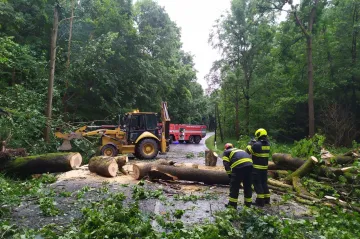 Po bouřích už hladiny řek klesly, energetici odstraňují poruchy