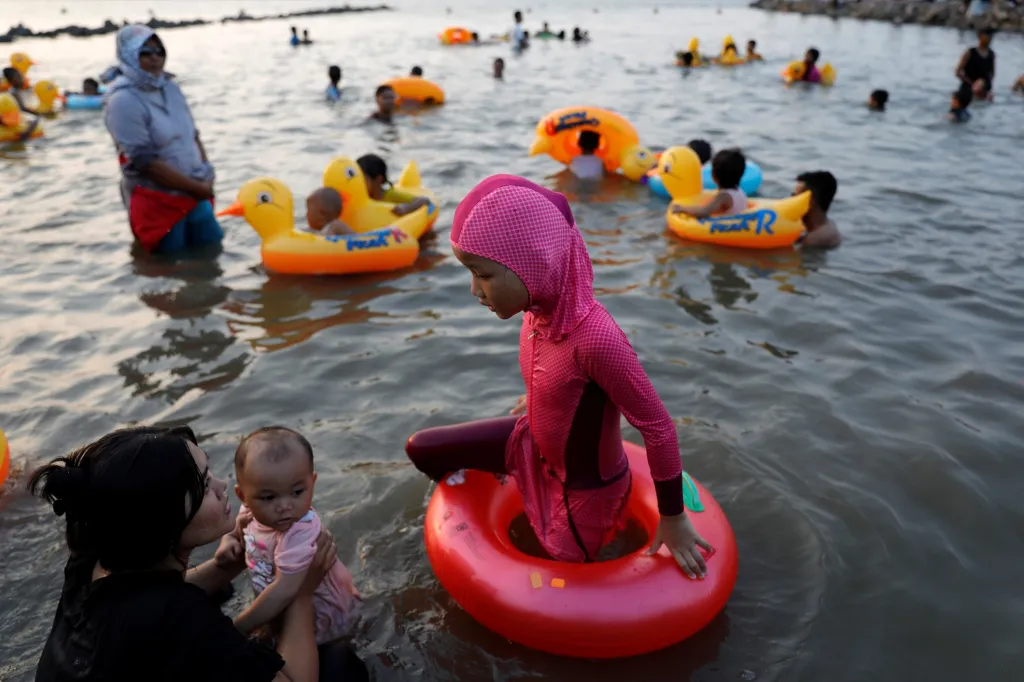 Muslimské děti v Jakartě si užívají svátek ve vodě
