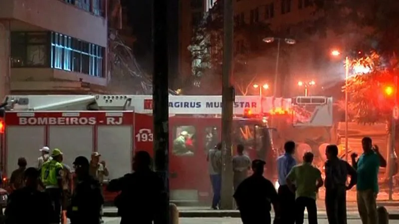 V centru Ria se zřítily budovy