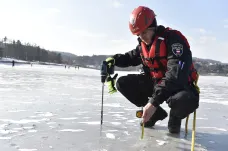 Bruslení na Brněnské přehradě stále není bezpečné, varují strážníci. Led má někde jen pět centimetrů