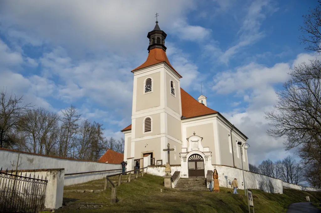 První zmínka o kostele sv. Vincence pochází z roku 1143. V době baroka se obec stala poutním místem. Na oltáři se nachází kopie obrazu Doudlebská madona, originál je umístěn v Národní galerii