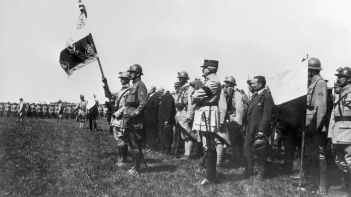 Odevzdání praporu 21. čs. pluku u Darney ve Francii. Na snímku přísaha čs. brigády francouzskému prezidentovi Raymondu Poincarému 30. června 1918.