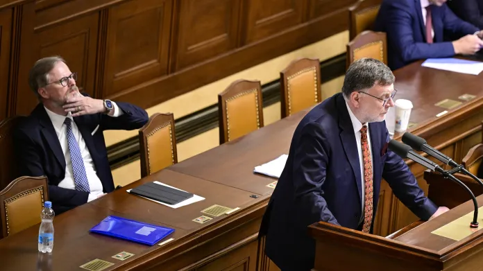 Ministr financí Zbyněk Stanjura (ODS) ve sněmovně, za ním vlevo premiér Petr Fiala (ODS)