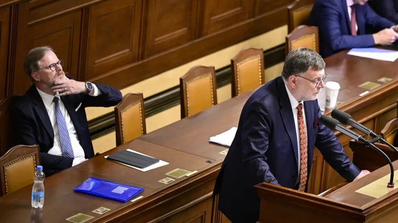 Ministr financí Zbyněk Stanjura (ODS) ve sněmovně, za ním vlevo premiér Petr Fiala (ODS)