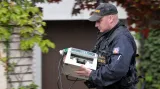 Policie přináší do Rathova domu počítačku peněz