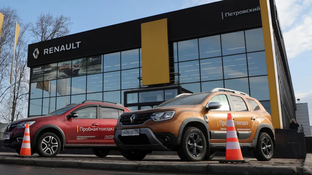 Vozy Renault před showroomem v Petrohradu