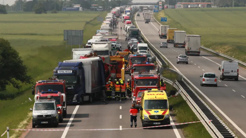 Nehoda kamionů na D2