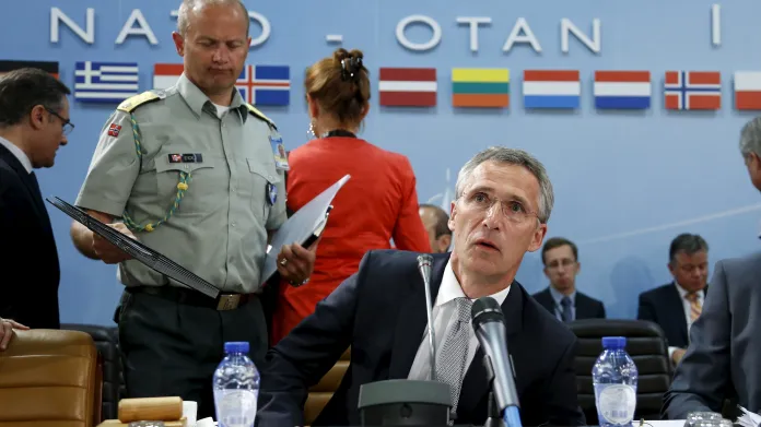 Šéf NATO Jens Stoltenberg na zasedání Aliance, o které požádalo Turecko