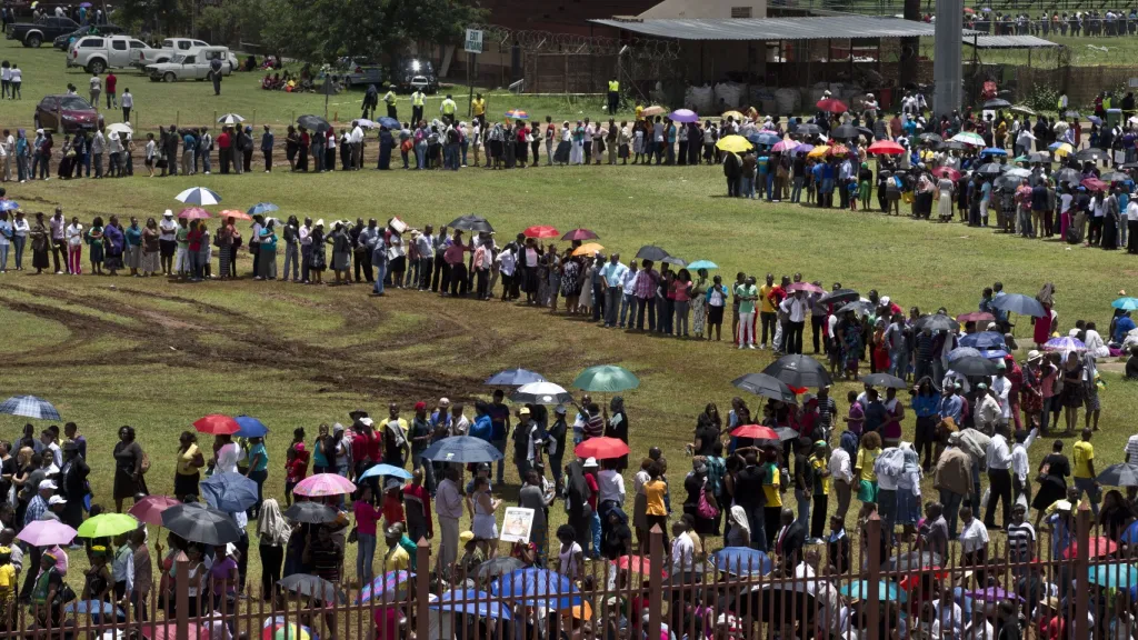 Jihoafričané čekají ve frontě, aby se mohli poklonit Mandelovi