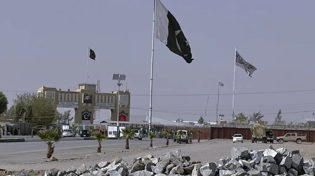 Vlajky Pákistánu a Talibanu na pákistánsko-afghánské hranici - ilustrační foto