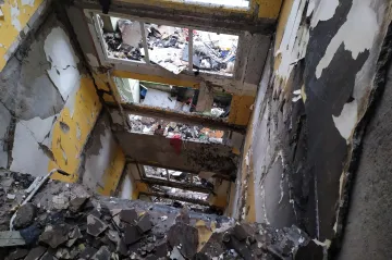 Schodiště zmizelo, panely se otevírají jako dveře. Podívejte se do interiéru prešovského domu zničeného výbuchem