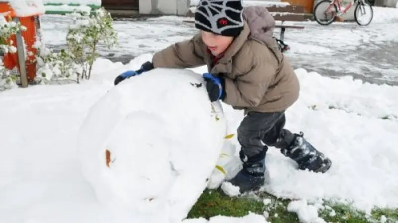 Stavba sněhuláka