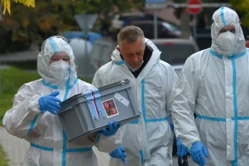Volit bude možné i s chřipkou nebo covidem. Stačí zažádat o přenosnou schránku nebo přijet autem
