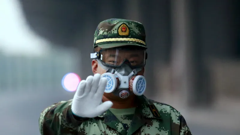 Policista brání v přístupu k troskám explodovaného skladu