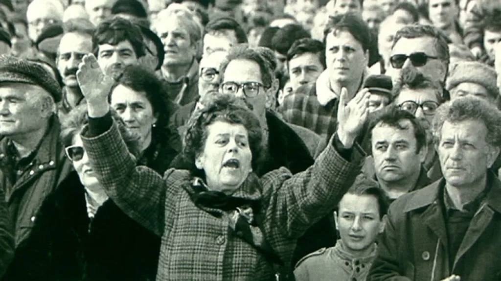 Demonstrující lidé