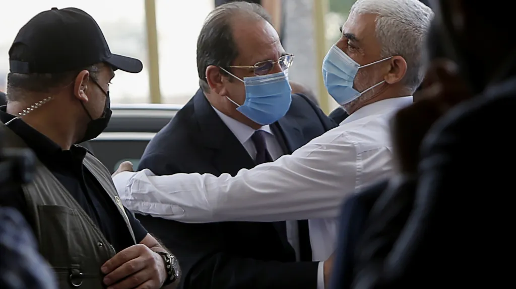 Šéf Hamásu Jahja Sinvár (v bílé košili) objímá velitele egyptské tajné služby Abbáse Kámila