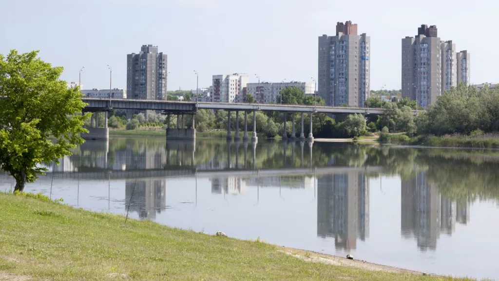 Řeka Dněstr protékající moldavským městem – ilustrační snímek