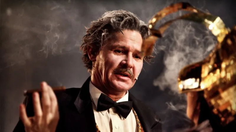 Scéna z inscenace hry Milana Uhdeho a Miloše Štědroně Leoš aneb Tvá nejvěrnější v divadle Husa na provázku