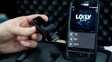 Zakódovaný USB flash disk společnosti Lokly. Paměťové médium je přístupné pouze v blízkosti chytrého telefonu s kódovacím klíčem