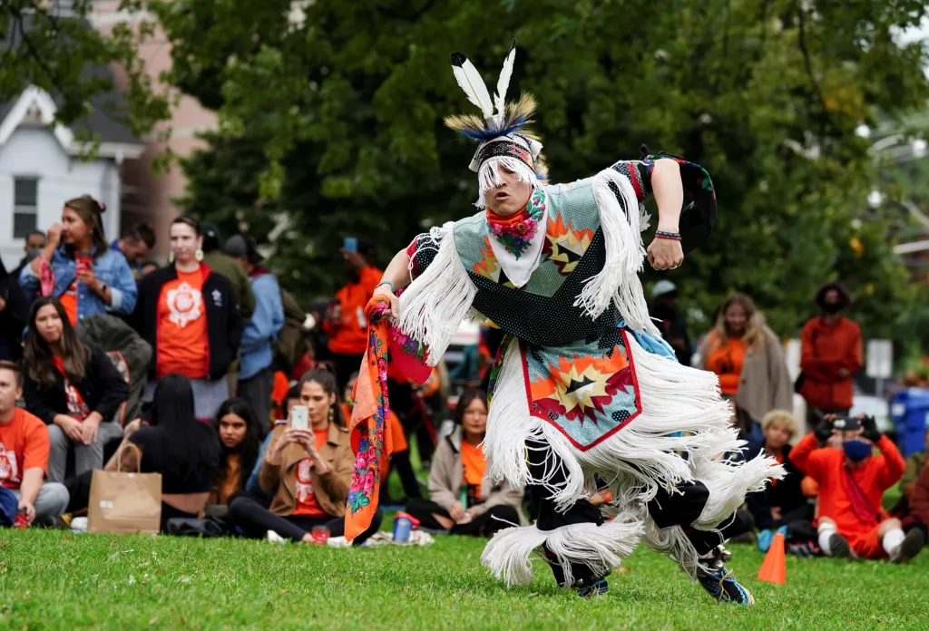 Kanada oslavila první národní svátek domorodých obyvatel v historii. Během oslav proběhlo po celé zemi několik stovek oslavných akcí, setkání indiánských kmenů, ale také demonstrací, během kterých účastníci vyslovili nesouhlas s konáním svátku
