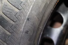 Muž, který provrtával pneumatiky aut s ukrajinskými značkami, půjde k soudu