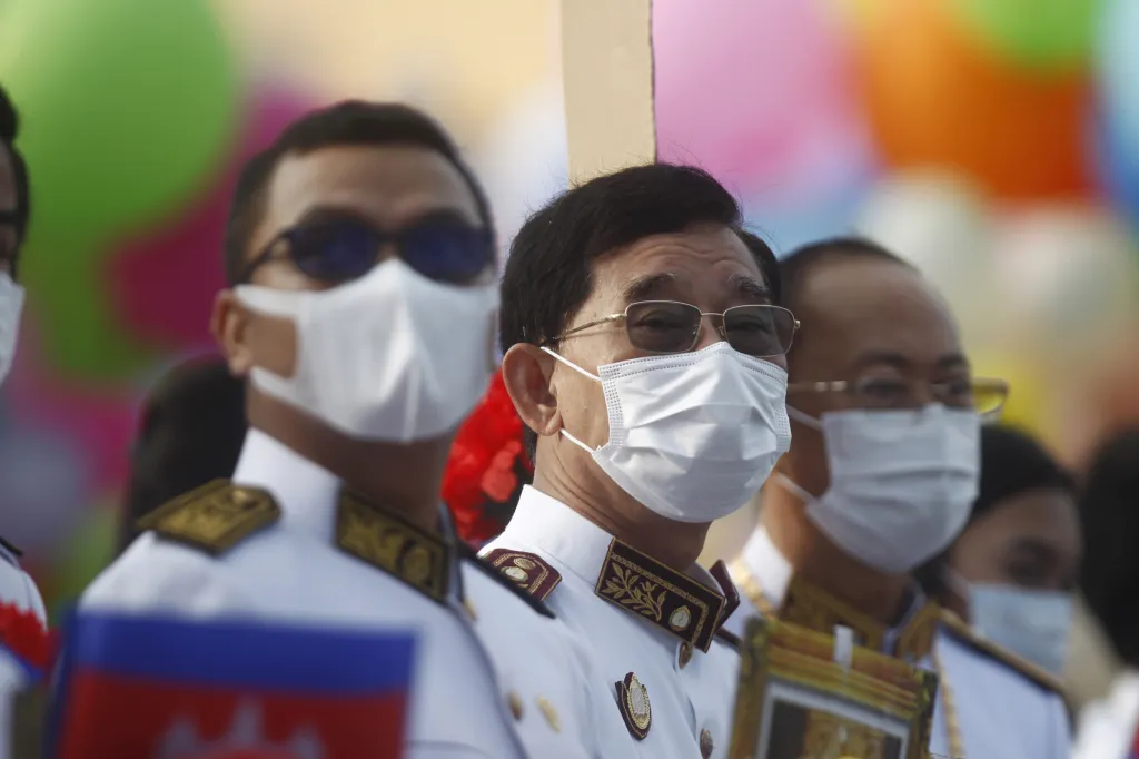 Dne nezávislosti Kambodže se zúčastnil současný král