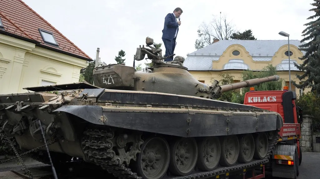 Poslanec na věži tanku v Bratislavě
